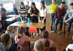 Uczniowie prezentują doświadczenia fizyczne i chemiczne.